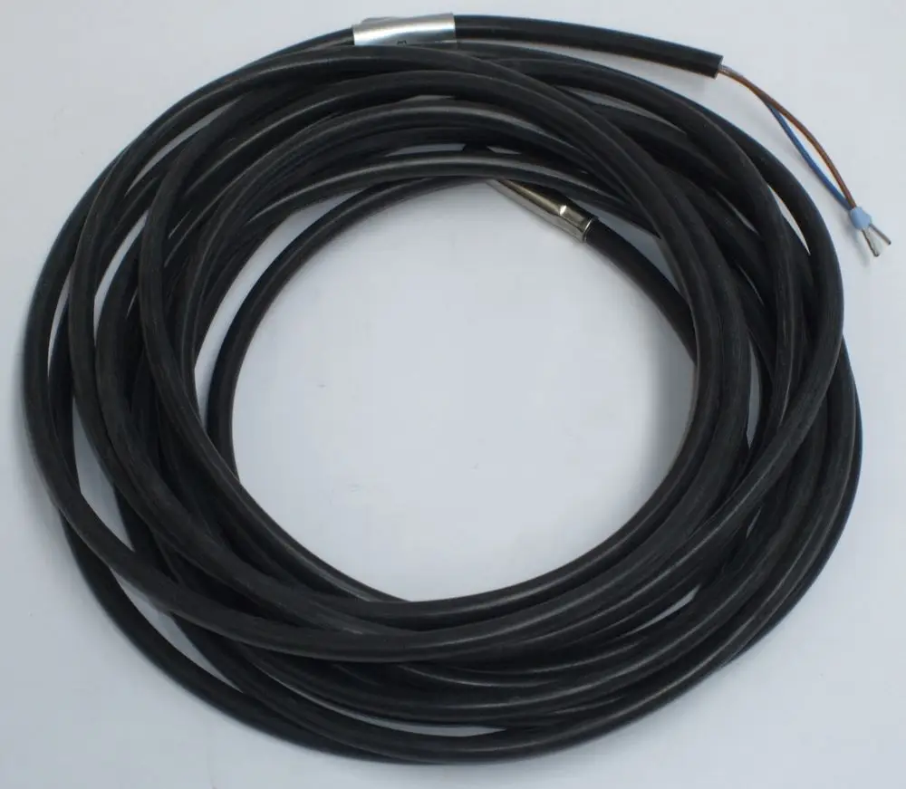 Schwarzes Kabel mit mehreren Schlaufen, möglicherweise ein Temperatursensor, mit freiliegenden Drähten an einem Ende. Produkt von Daikin zur Anwendung in Heizsystemen.